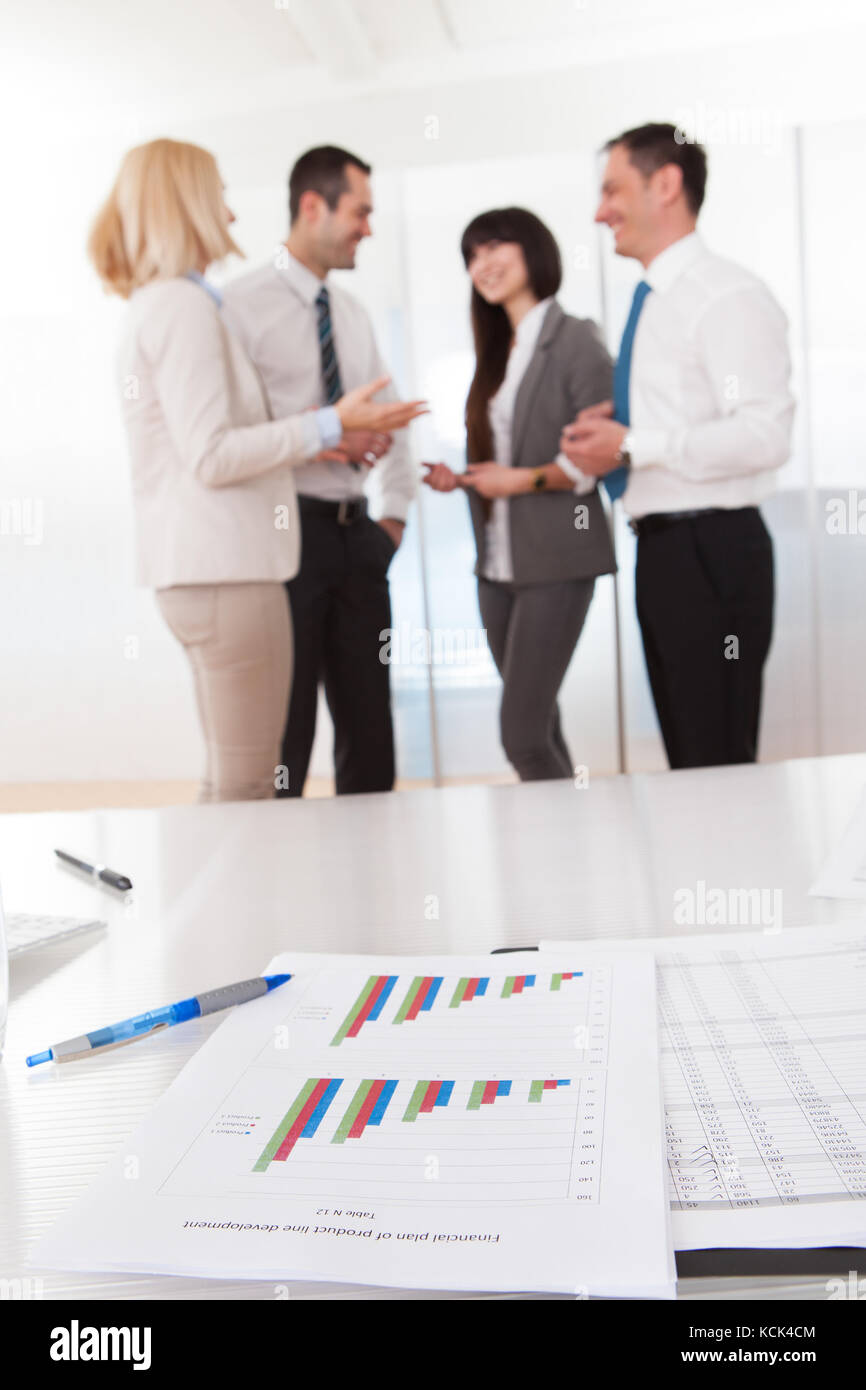 Les gens d'affaires de conversation et graphique graphique sur le tableau Banque D'Images