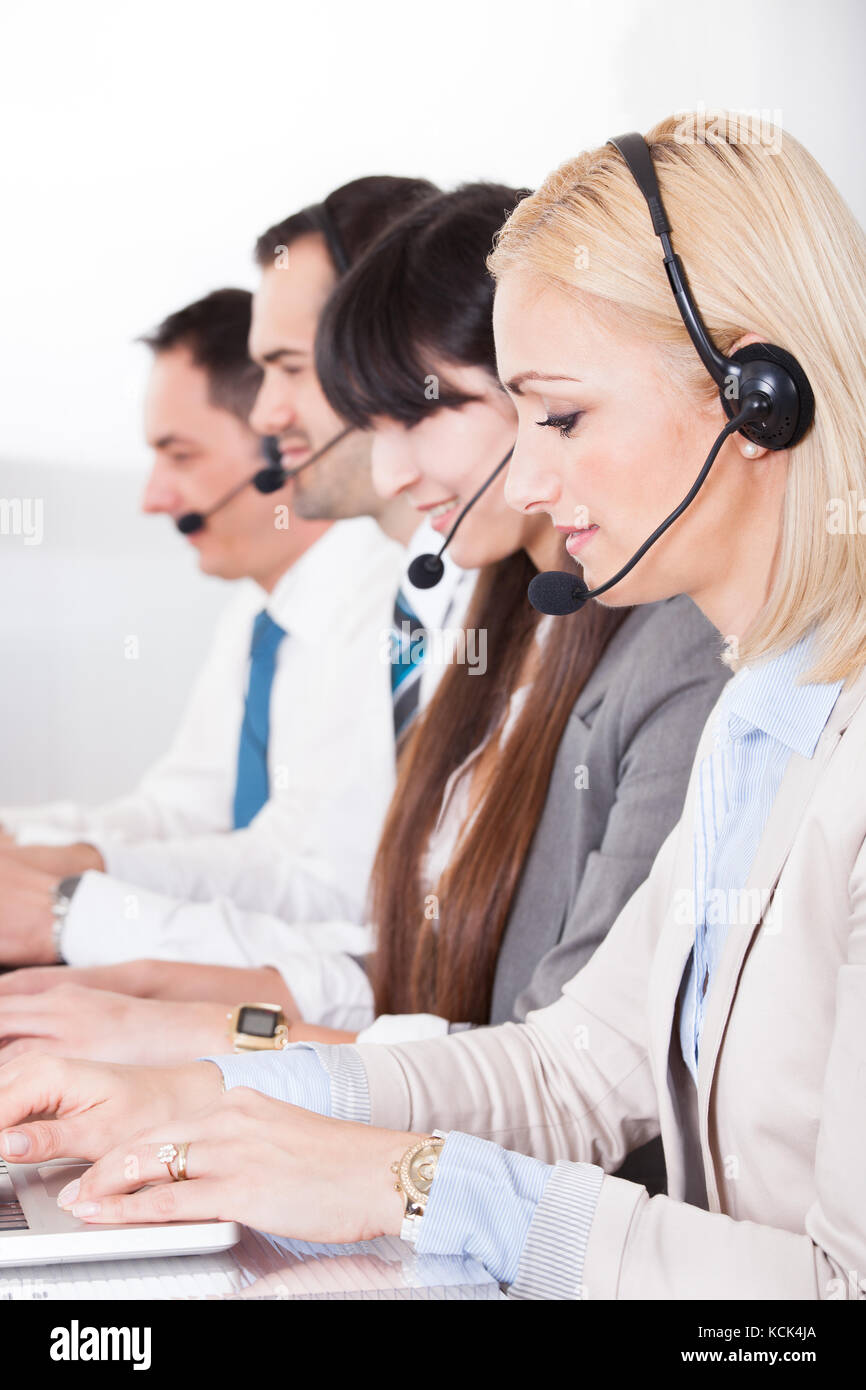 Happy business people working on laptop in office Banque D'Images