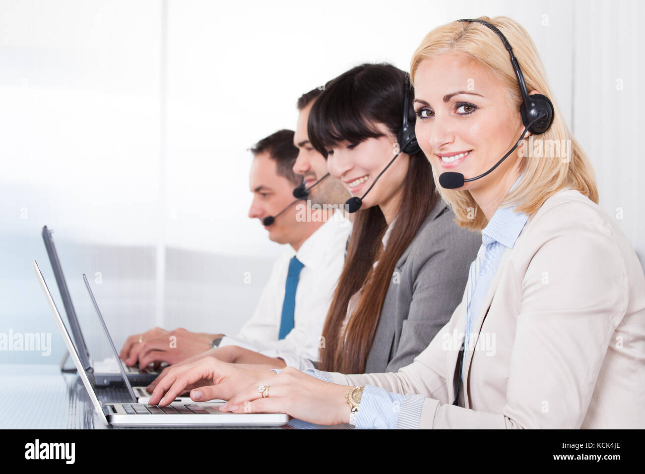 Happy business people working on laptop in office Banque D'Images