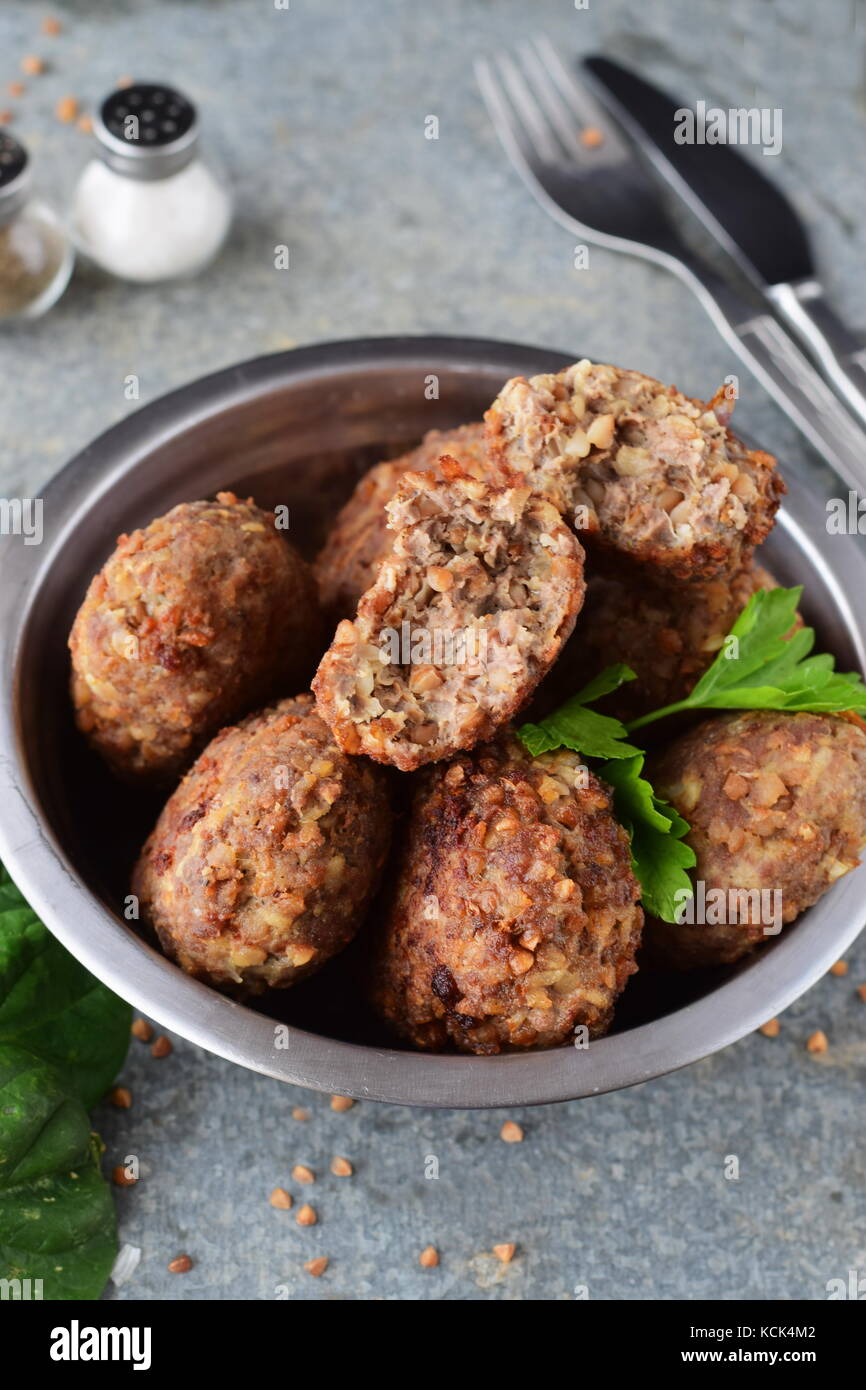 Boulettes de viande avec le sarrasin dans un bol en métal sur un fond gris.alimentation saine.La saine alimentation concept Banque D'Images