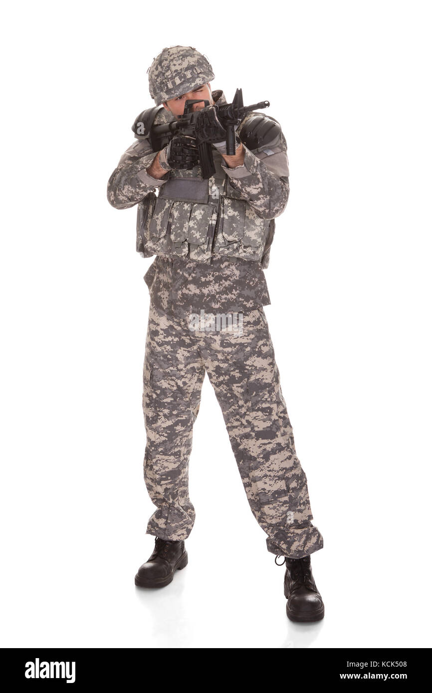 Soldat visant au fusil sur fond blanc Banque D'Images