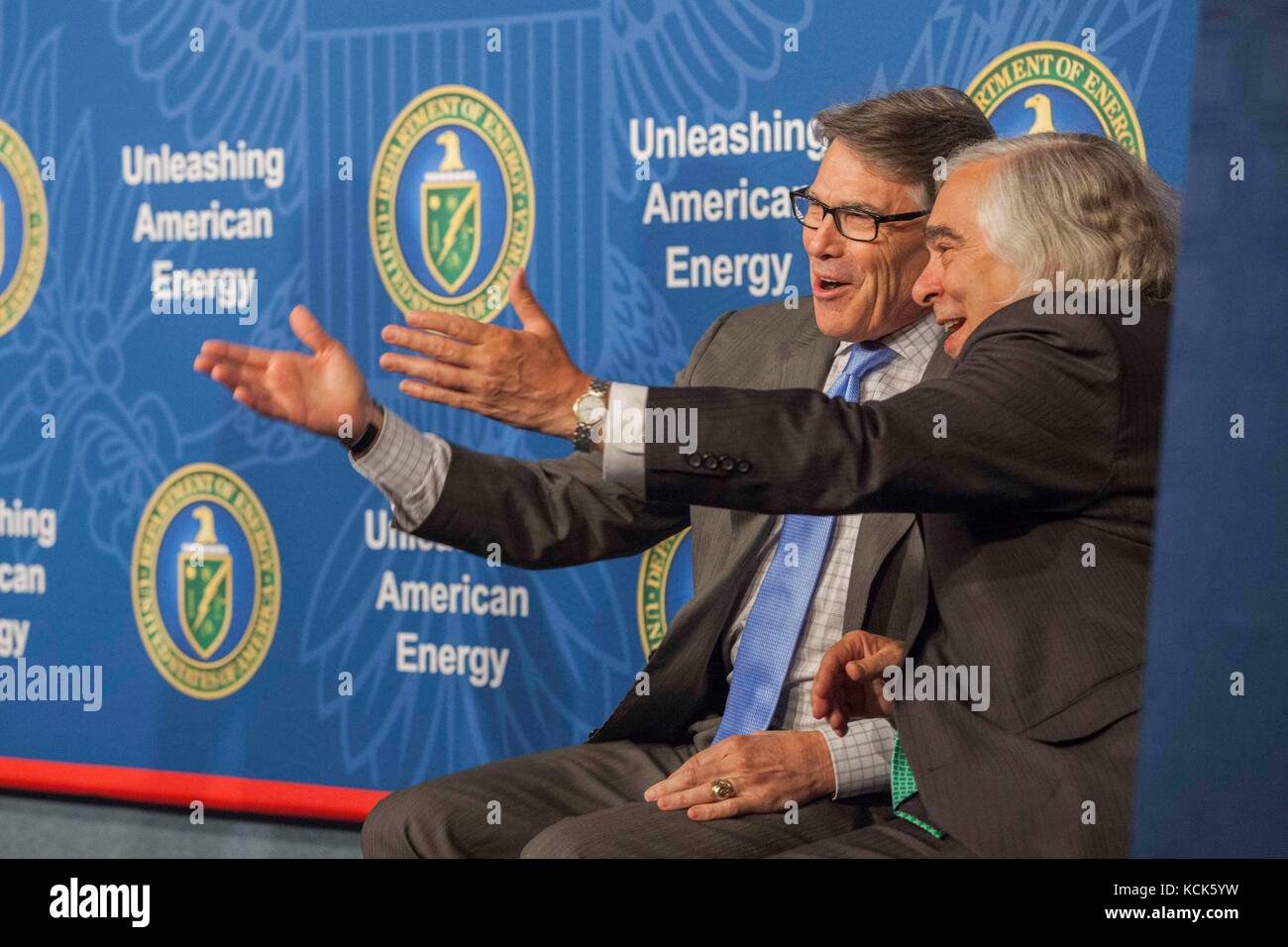 Le secrétaire à l'énergie des États-Unis, Rick Perry est l'hôte d'une cérémonie pour célébrer le dévoilement du portrait officiel de l'ancien secrétaire américain à l'énergie Ernest Moniz 2 août 2017 à Washington, DC. (Photo par Simon edelman par planetpix) Banque D'Images
