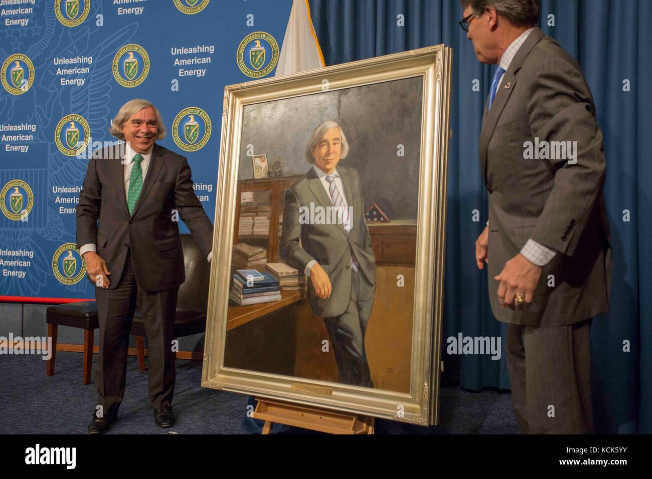 L'ancien secrétaire américain à l'énergie Ernest Moniz (à gauche) et le secrétaire américain à l'énergie Rick Perry assistent à une cérémonie de dévoilement du portrait officiel d'Ernest Moniz le 2 août 2017 à Washington DC (photo de Simon Edelman via Planetpix) Banque D'Images