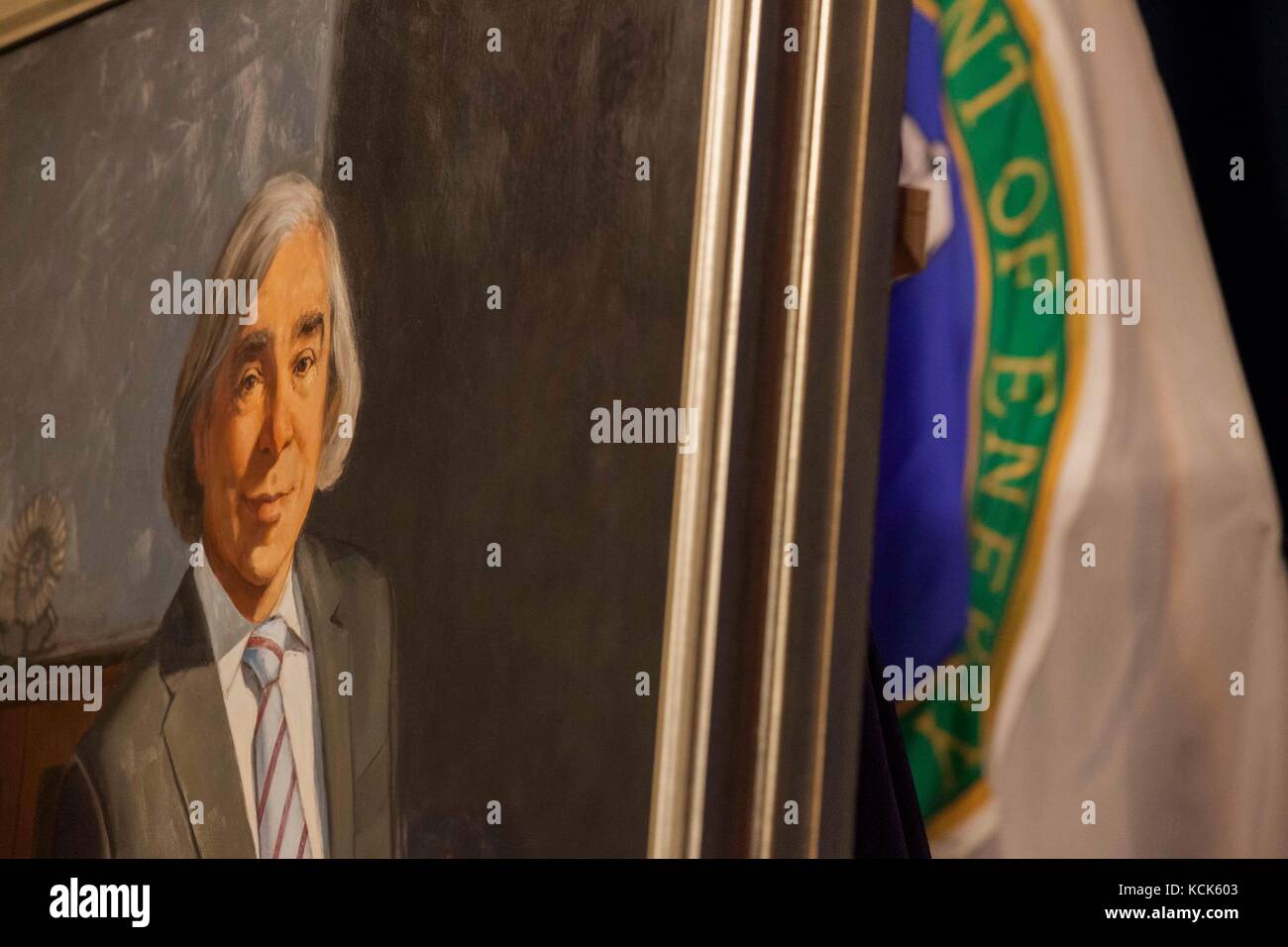 Le portrait officiel de l'ancien secrétaire américain à l'énergie Ernest Moniz a été dévoilé lors d'une cérémonie offerte par le secrétaire à l'énergie des États-Unis Rick Perry Le 2 août 2017 à Washington, DC. (Photo par Simon edelman par planetpix) Banque D'Images