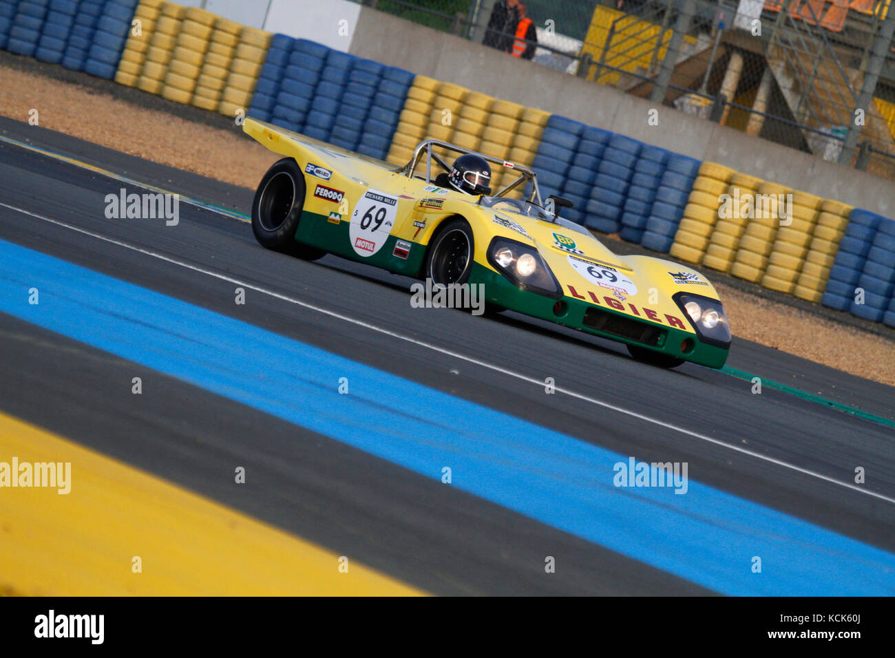 LE MANS, FRANCE, Juillet 10, 2016 : voiture de course anciennes courses Le Mans Classic sur le circuit des 24 heures. Aucun autre événement dans le monde assemble Banque D'Images