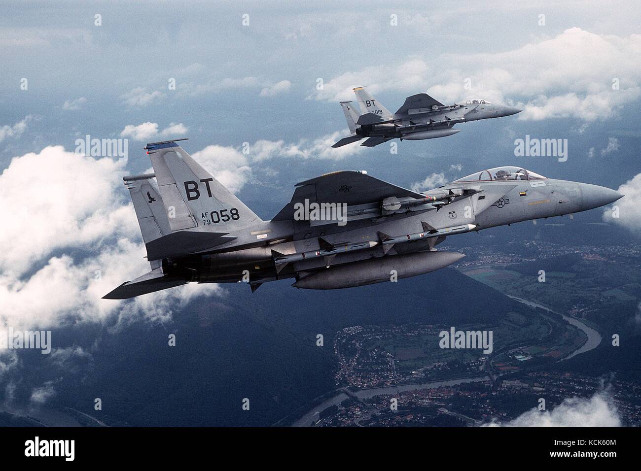 Deux avions de chasse tactique F-15C Eagle de l'US Air Force équipés de missiles air-air AIM-7 Sparrow et AIM-9 Sidewinder se déploient en Arabie saoudite pour une mission au cours de l'opération Desert Shipped le 1er janvier 1990 en Allemagne. (Photo de Fernando Serna via Planetpix) Banque D'Images