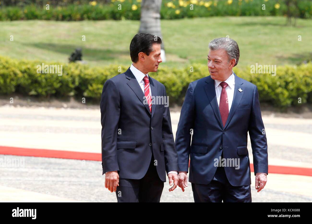 Le président colombien Juan Manuel Santos (à droite) accueille le président mexicain Enrique pena nieto lors de son arrivée à l'narino et palais présidentiel le 27 octobre 2016 à Bogota, Colombie. (Photo par photo via la présidence mexicaine) planetpix Banque D'Images