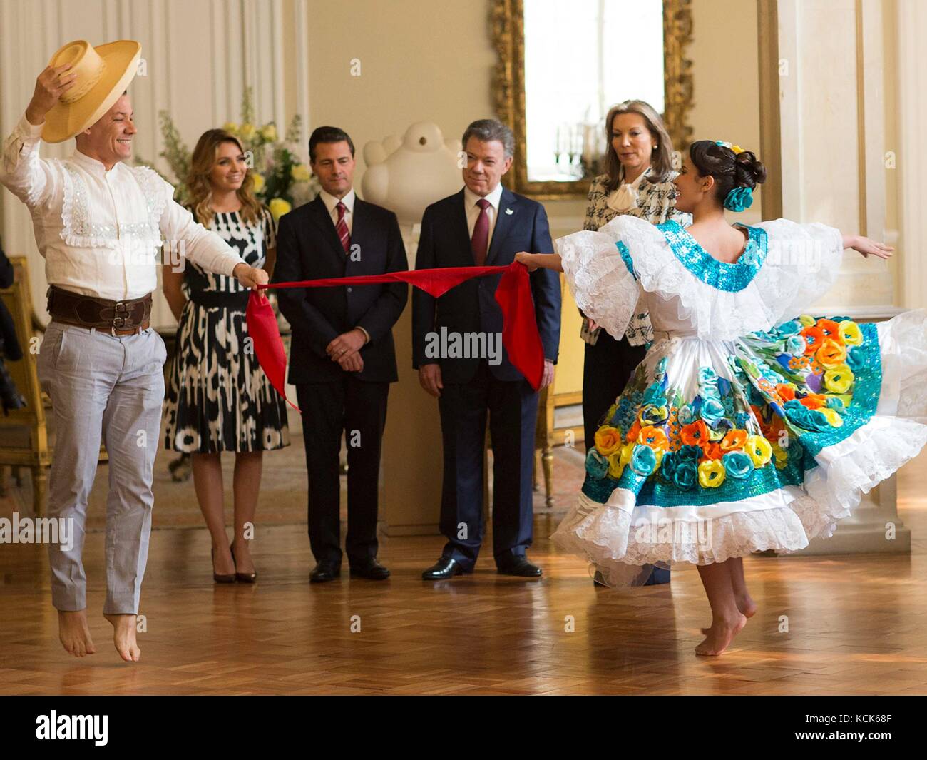 Les spectacles de danse colombienne traditionnelle le cumbia dance pour le président mexicain Enrique pena nieto (à gauche) et le président colombien Juan Manuel Santos au palais présidentiel de Nariño, 27 octobre 2016 à Bogota, Colombie. (Photo par photo via la présidence mexicaine) planetpix Banque D'Images