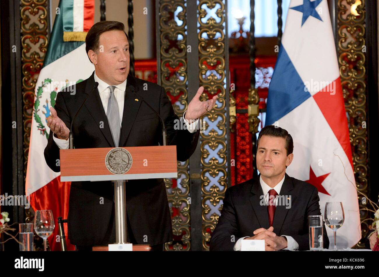 Le président panaméen juan Carlos Varela rodriguez (à gauche) prend la parole lors d'une conférence de presse conjointe avec le président mexicain Enrique pena nieto au palais national le 14 novembre 2016 à Mexico, Mexique. (Photo par photo via la présidence mexicaine) planetpix Banque D'Images