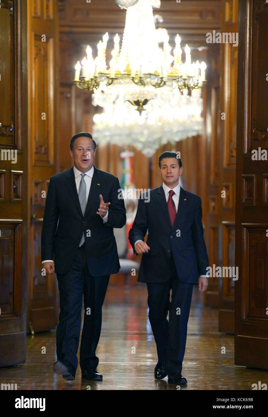 Le président panaméen juan Carlos Varela rodriguez (à gauche) rencontre le président mexicain Enrique pena nieto lors d'une visite au palais national le 14 novembre 2016 à Mexico, Mexique. (Photo par photo via la présidence mexicaine) planetpix Banque D'Images