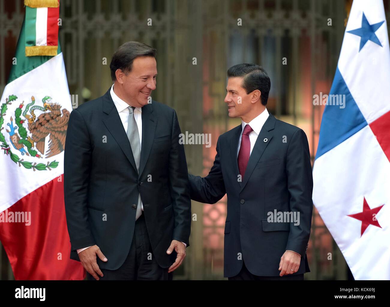 Le président panaméen Juan Carlos Varela Rodriguez (à gauche) rencontre le président mexicain Enrique Pena Nieto lors d'une visite au Palais national le 14 novembre 2016 à Mexico, au Mexique. (Photo de la présidence mexicaine photo via Planetpix) Banque D'Images