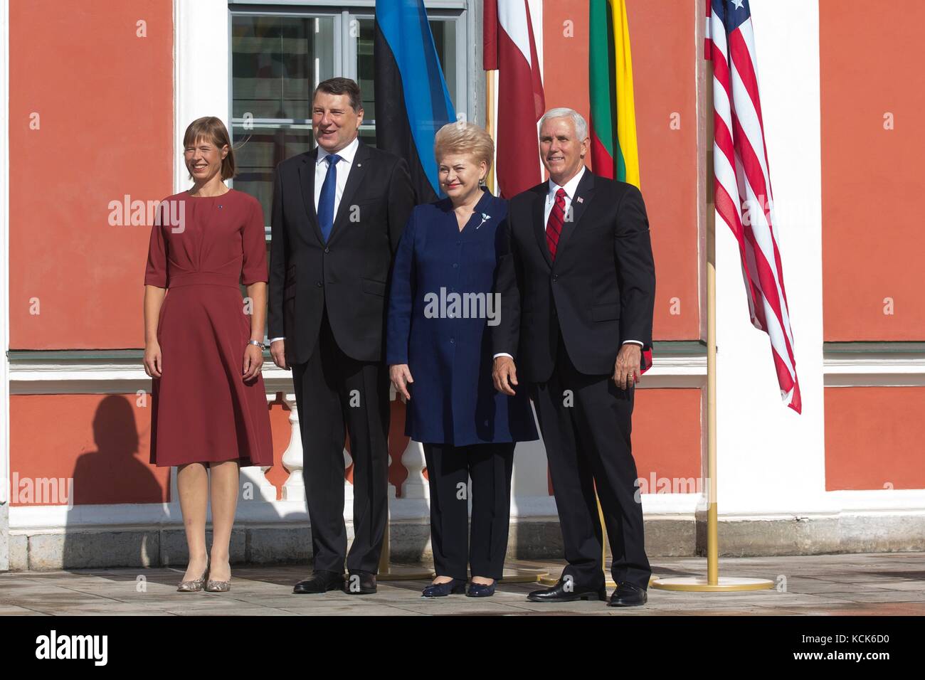 Le vice-président américain Mike pence (à droite) rencontre (l-r) Le président estonien Kersti Kaljulaid, président letton raimonds vejonis, et le président de la Lituanie, Dalia Grybauskaite, 31 juillet 2017 à Tallinn, Estonie. (Photo de d. Myles cullen via planetpix) Banque D'Images