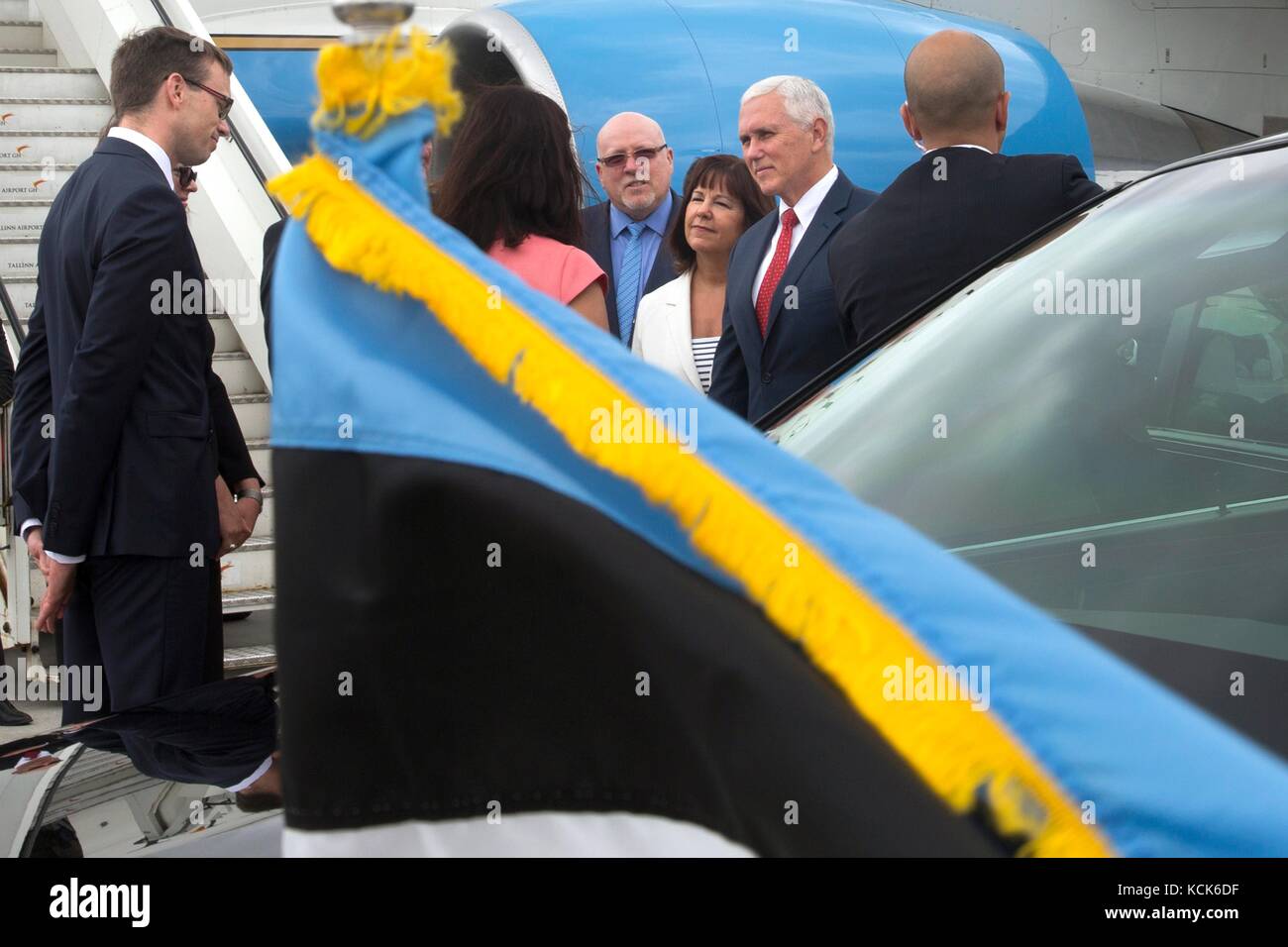 Le vice-président américain Mike pence et deuxième dame karen pence arrivent à l'aéroport de Tallinn le 30 juillet 2017 à Tallinn, Estonie. (Photo de d. Myles cullen via planetpix) Banque D'Images