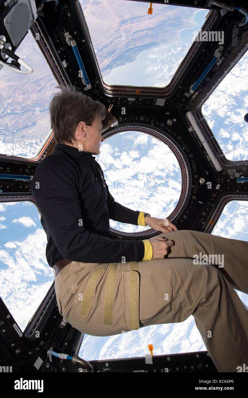 La station spatiale internationale de la nasa le premier membre de l'équipage Expedition 51 L'astronaute américaine Peggy Whitson regarde par la coupole windows au cours de son équipage planification autonome le 18 juillet 2017 test, dans l'orbite de la terre. (Photo de la nasa photo via planetpix) Banque D'Images