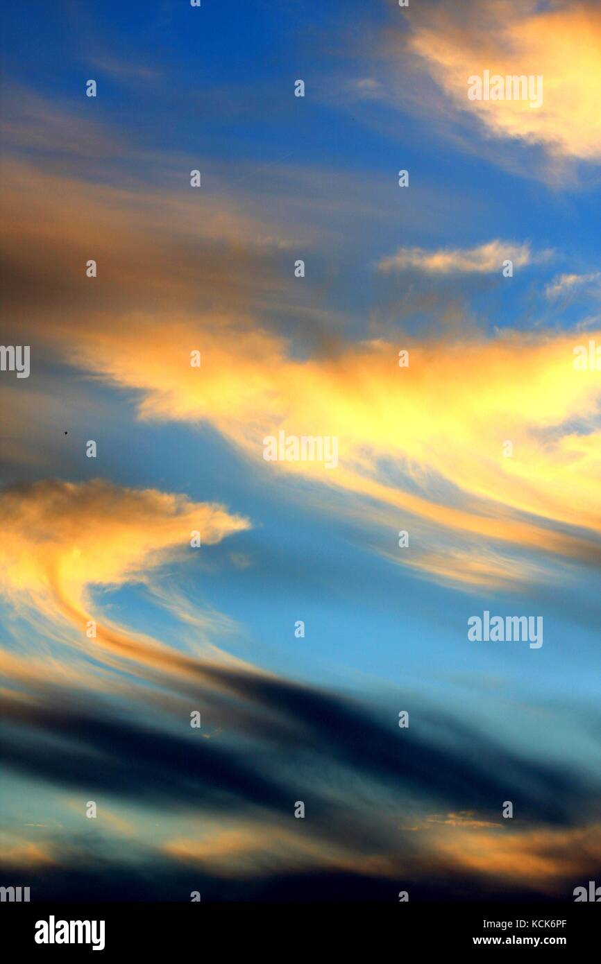 Les nuages sur le ciel. La nature me demande ce que c'est très rare de voir. Beau moment. Banque D'Images