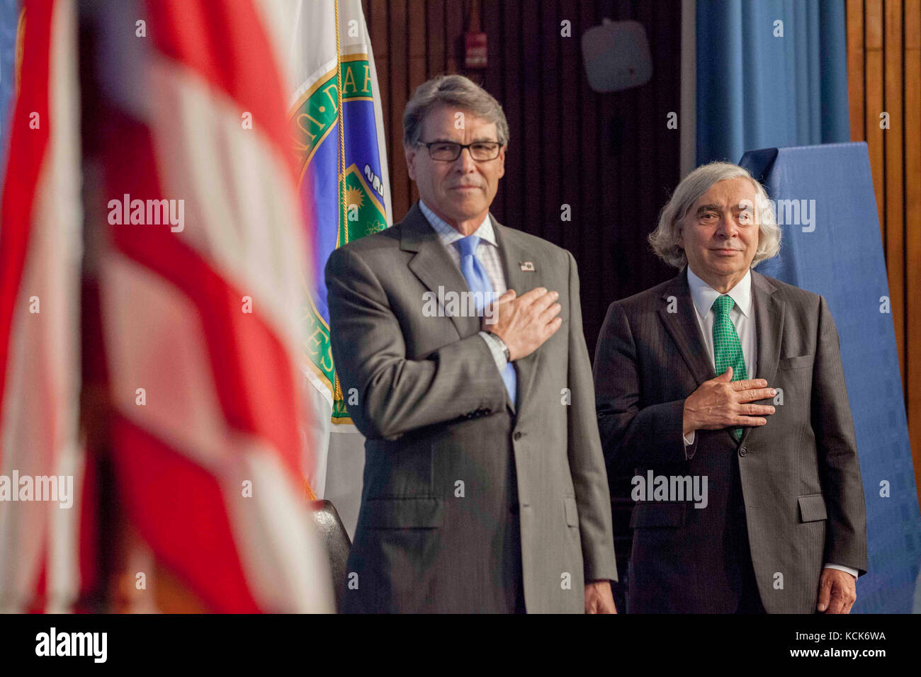 Le secrétaire à l'énergie des États-Unis Rick Perry (à gauche) et l'ancien secrétaire américain à l'énergie Ernest Moniz allégeance au drapeau lors de la cérémonie de dévoilement de la portrait officiel d'Ernest Moniz 2 août 2017 à Washington, DC. (Photo par Simon edelman par planetpix) Banque D'Images