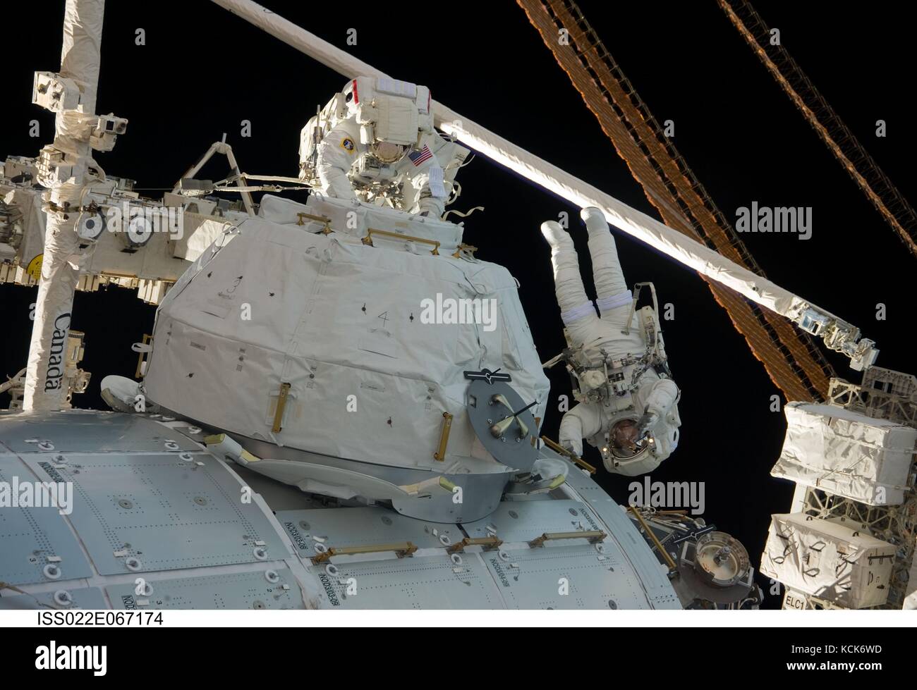 Membres de l'équipage principal de la mission STS-130 de la NASA les astronautes américains Robert Behnken (à gauche) et Nicholas Patrick effectuent des travaux de maintenance sur la Station spatiale internationale lors d'une sortie extravéhiculaire le 17 février 2010 en orbite terrestre. (Photo de NASA photo via Planetpix) Banque D'Images