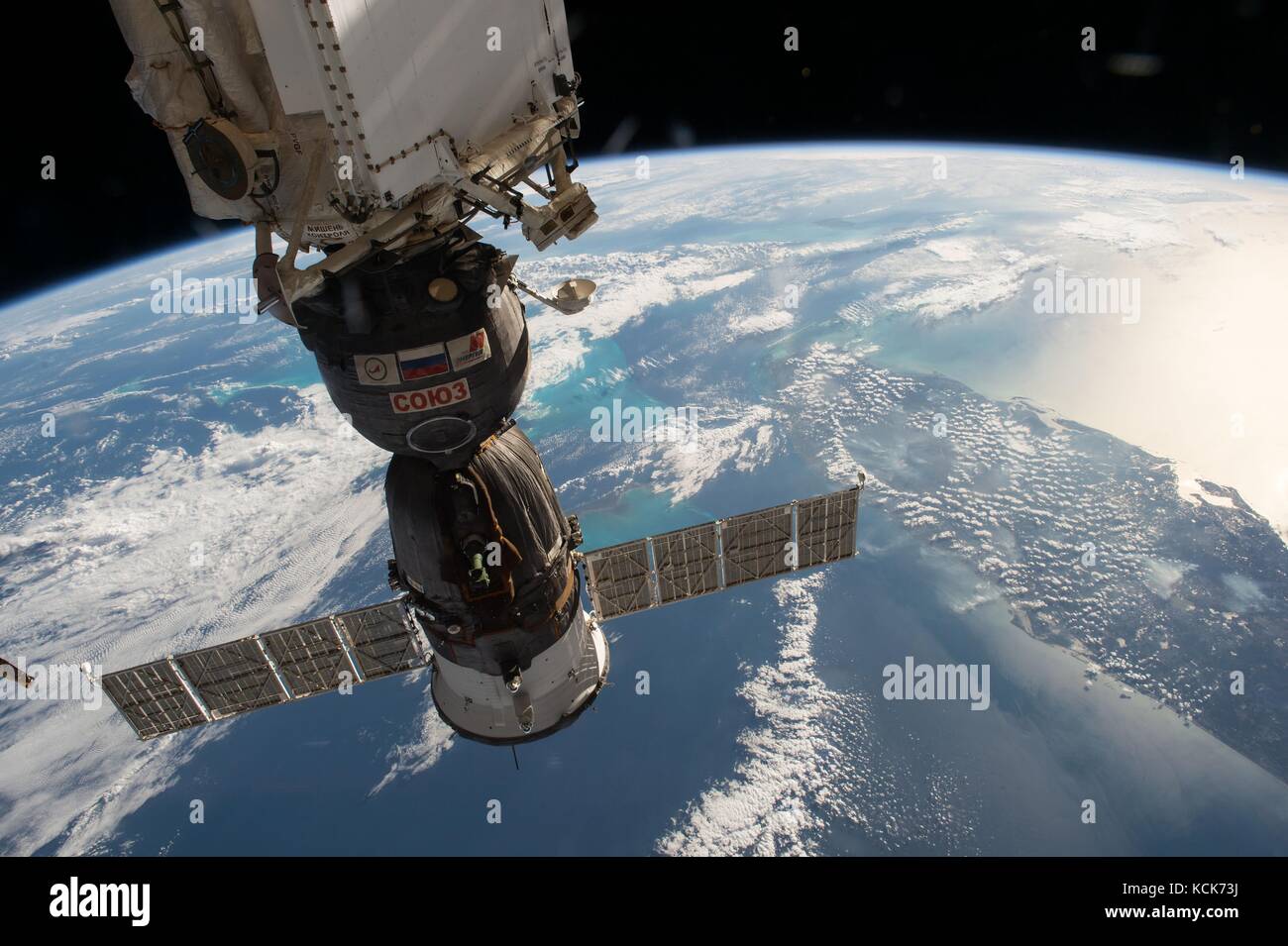 Un vaisseau russe Soyouz s'est amarré à la station spatiale internationale de la nasa en orbite autour de l'état de Floride, golfe du Mexique, et l'océan atlantique le 3 février 2017 dans l'orbite de la terre. (Photo de la nasa photo via planetpix) Banque D'Images
