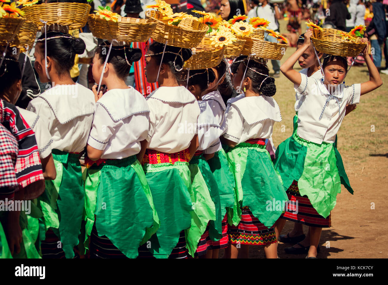 Les filles des Philippines avec des paniers sur la tête portant des vêtements traditionnels se préparent à prendre part à l'panagbenga ou le festival le festival des fleurs de Baguio Banque D'Images
