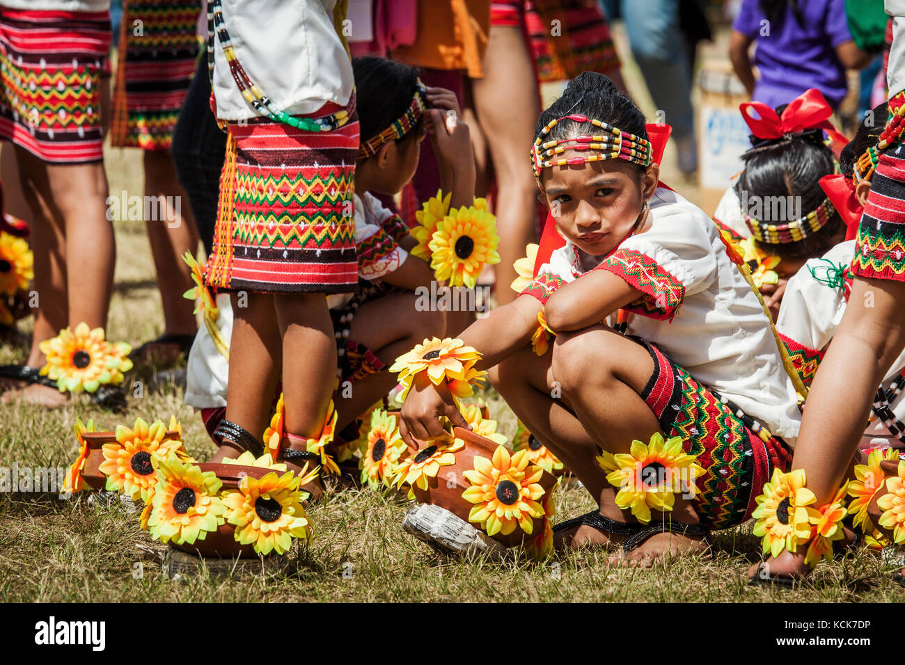 Les filles des Philippines se préparent à prendre part à l'panagbenga ou le festival le festival des fleurs de Baguio. événement haut en couleur avec des jeunes portant des costumes tribaux Banque D'Images