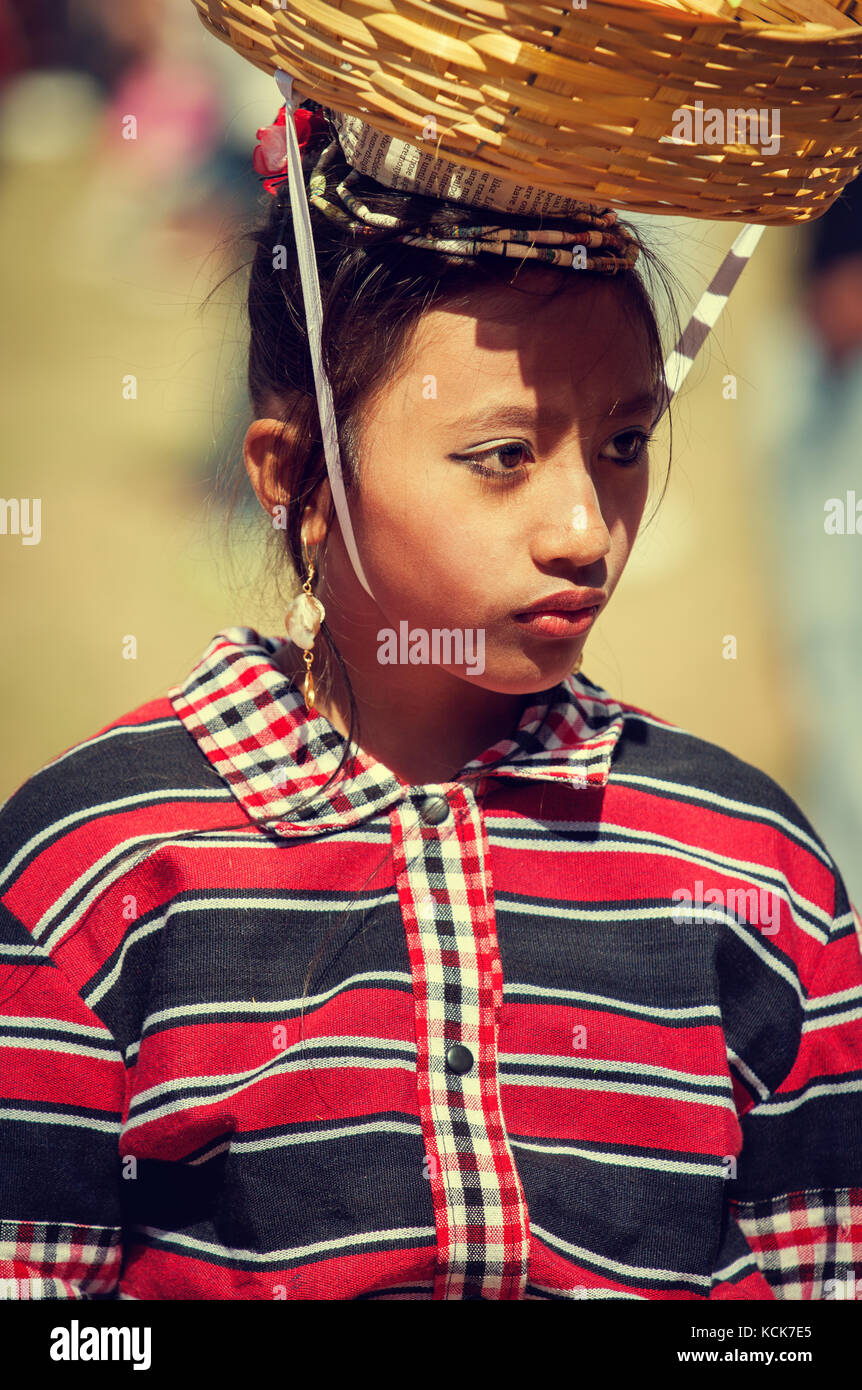 Portrait de jeune fille philippine portant des costumes des minorités ethniques traditionnelles et panier sur la tête à la fête des fleurs de Baguio aux Philippines Banque D'Images