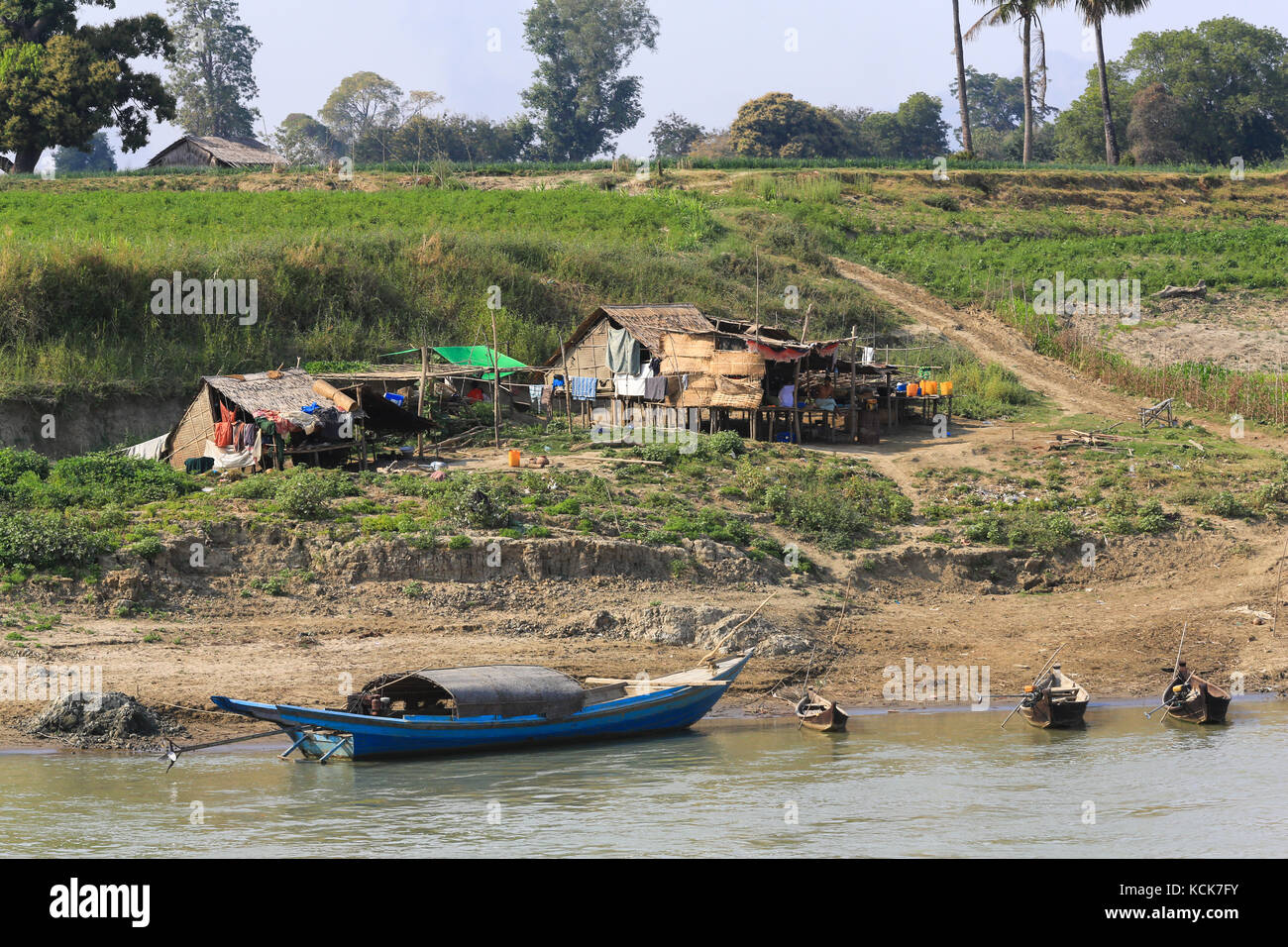 Refuges et abris saisonniers le long des rives de l'Irrawaddy au Myanmar (Birmanie). Banque D'Images