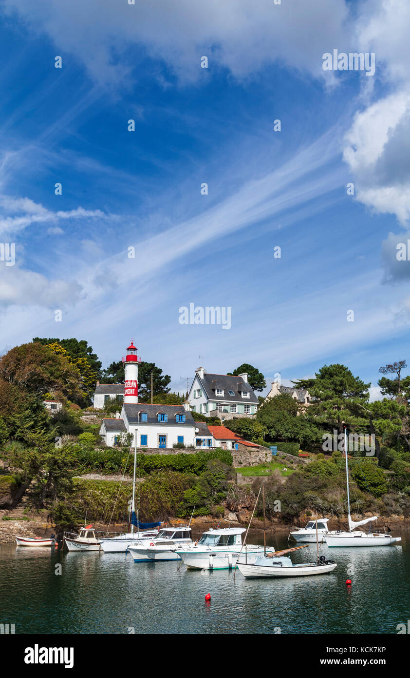 Paysage tempéré avec phare et bateaux de pêche à Döelan Finistère Bretagne Banque D'Images