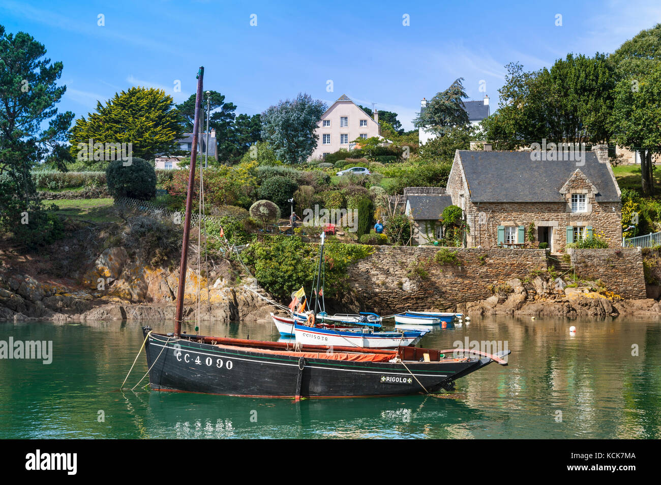 Bateau de pêche traditionnel de Bretagne VINTAGE Europe paysage avec bateau de pêche Breton historique à Döelan Finistere Bretagne Banque D'Images
