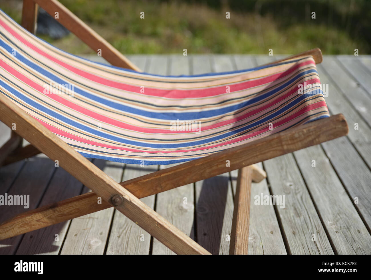 Une vieille chaise longue avec un tissu coloré. Banque D'Images