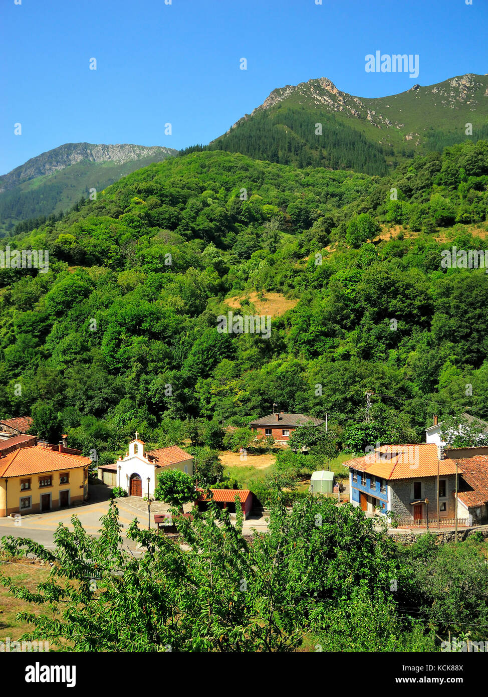Voir à partir de la senda del Oso greenway, Asturias, Espagne Banque D'Images