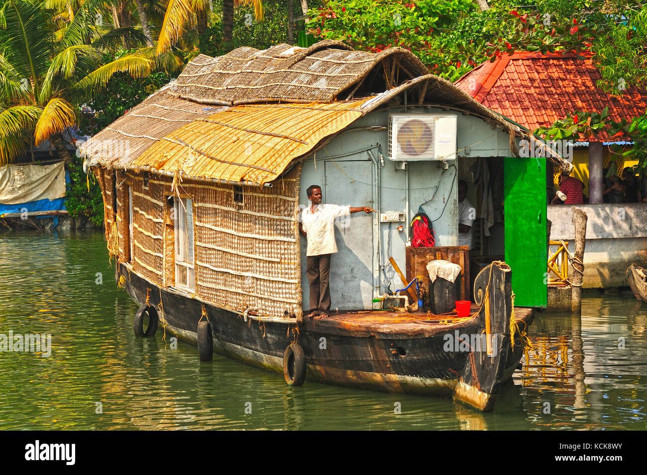 Bateau maison dans les eaux entre Kolam et Cochin, Kerala, Inde Banque D'Images