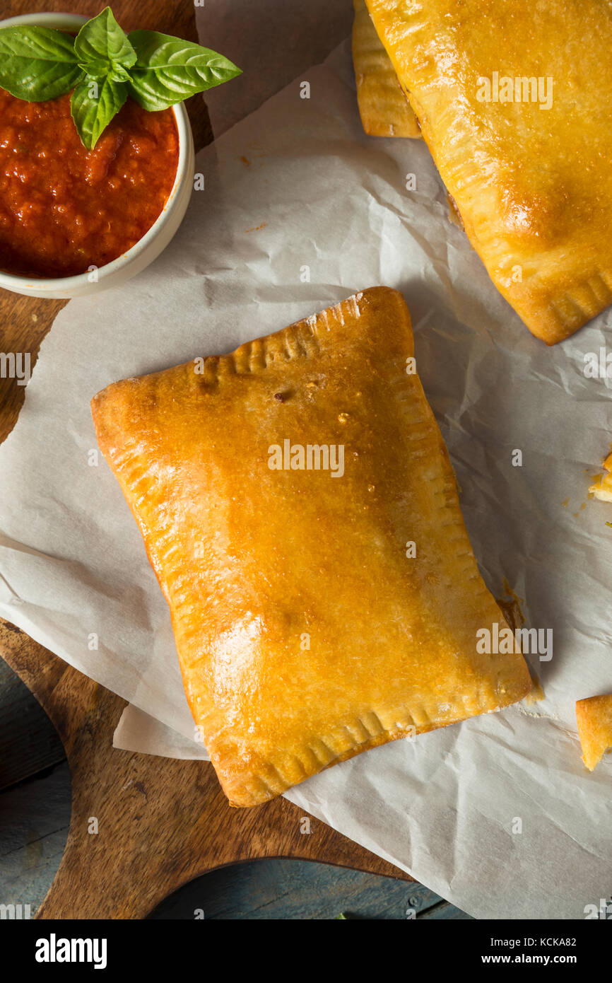 Saucisses maison pizza calzone poche de fromage et marinara Banque D'Images