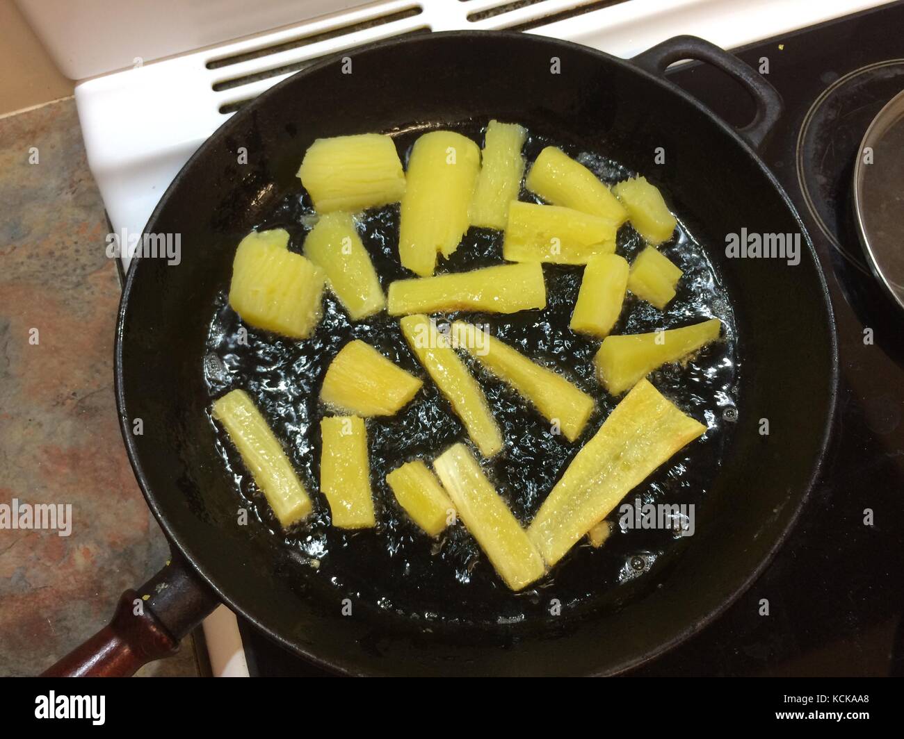 La friture après ébullition (Manioc yuca fritta) Banque D'Images