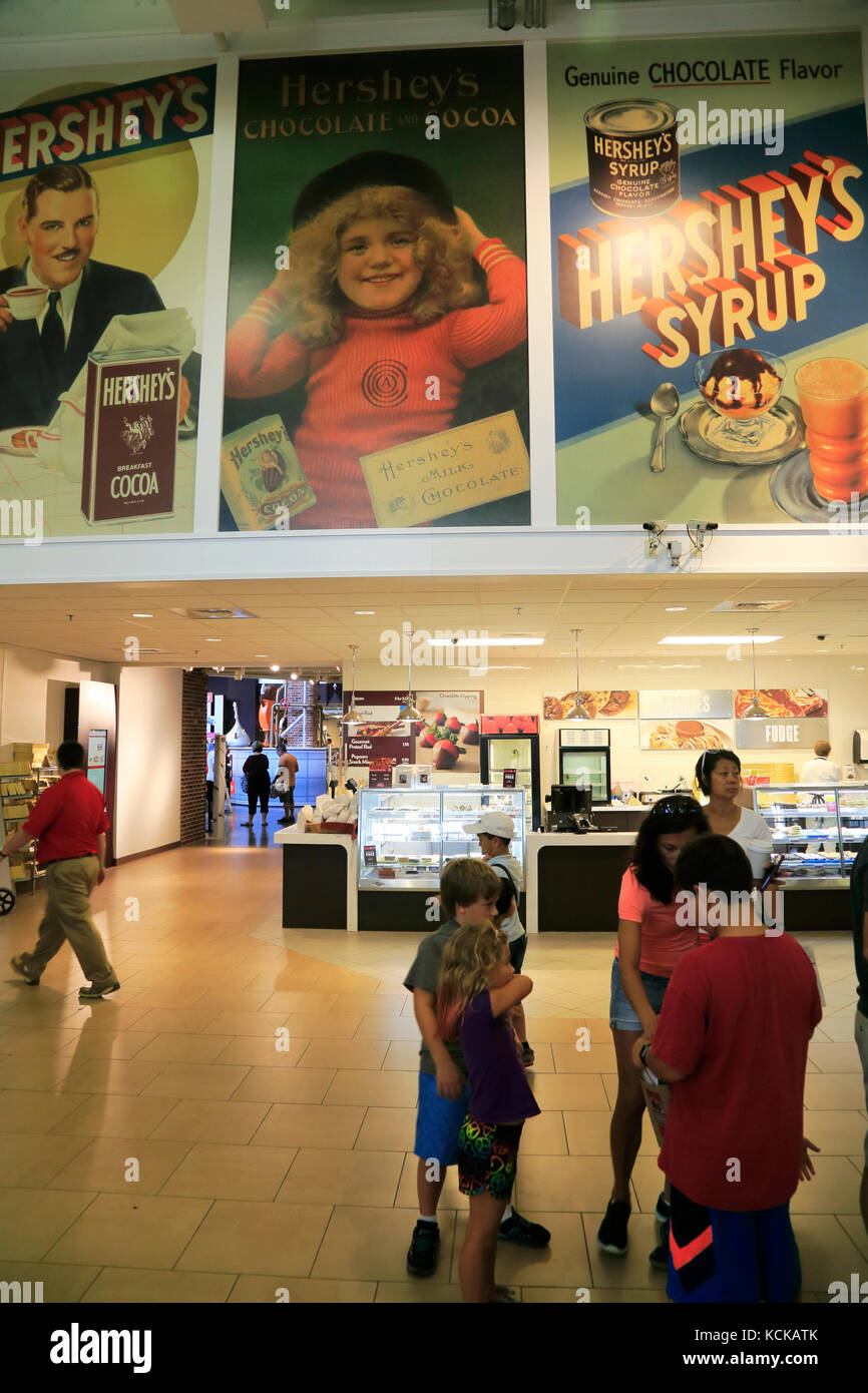 Reproduction d'affiches historiques décorées de chocolat Hershey créer votre propre zone de chocolat de Hershey's Chocolate World.Hershey.virginia.USA Banque D'Images