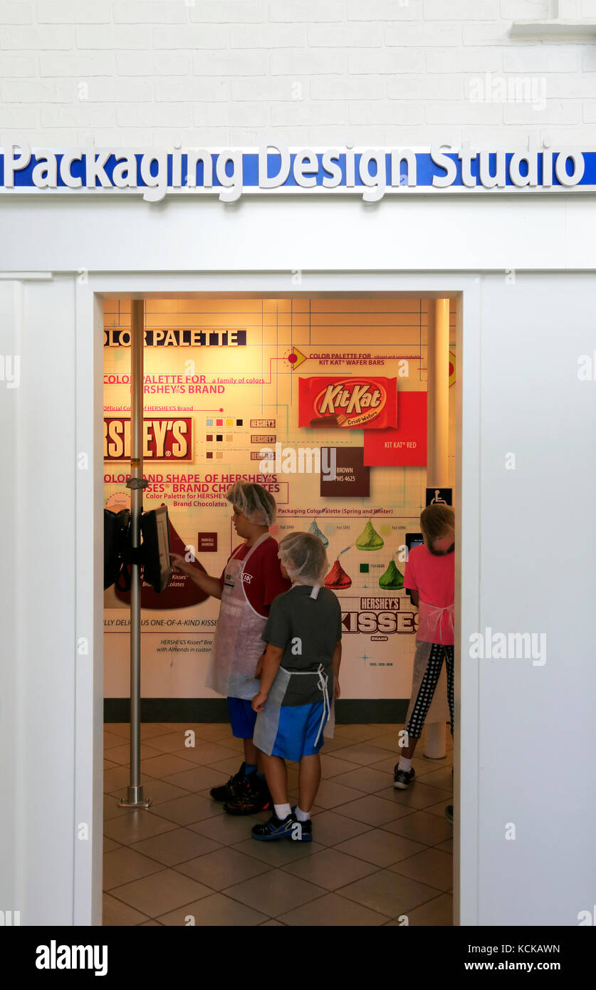Studio de design d'emballage dans votre propre grand- =candy bar à Hershey's Chocolate World.Hershey.Derry Township.virginia.USA Banque D'Images