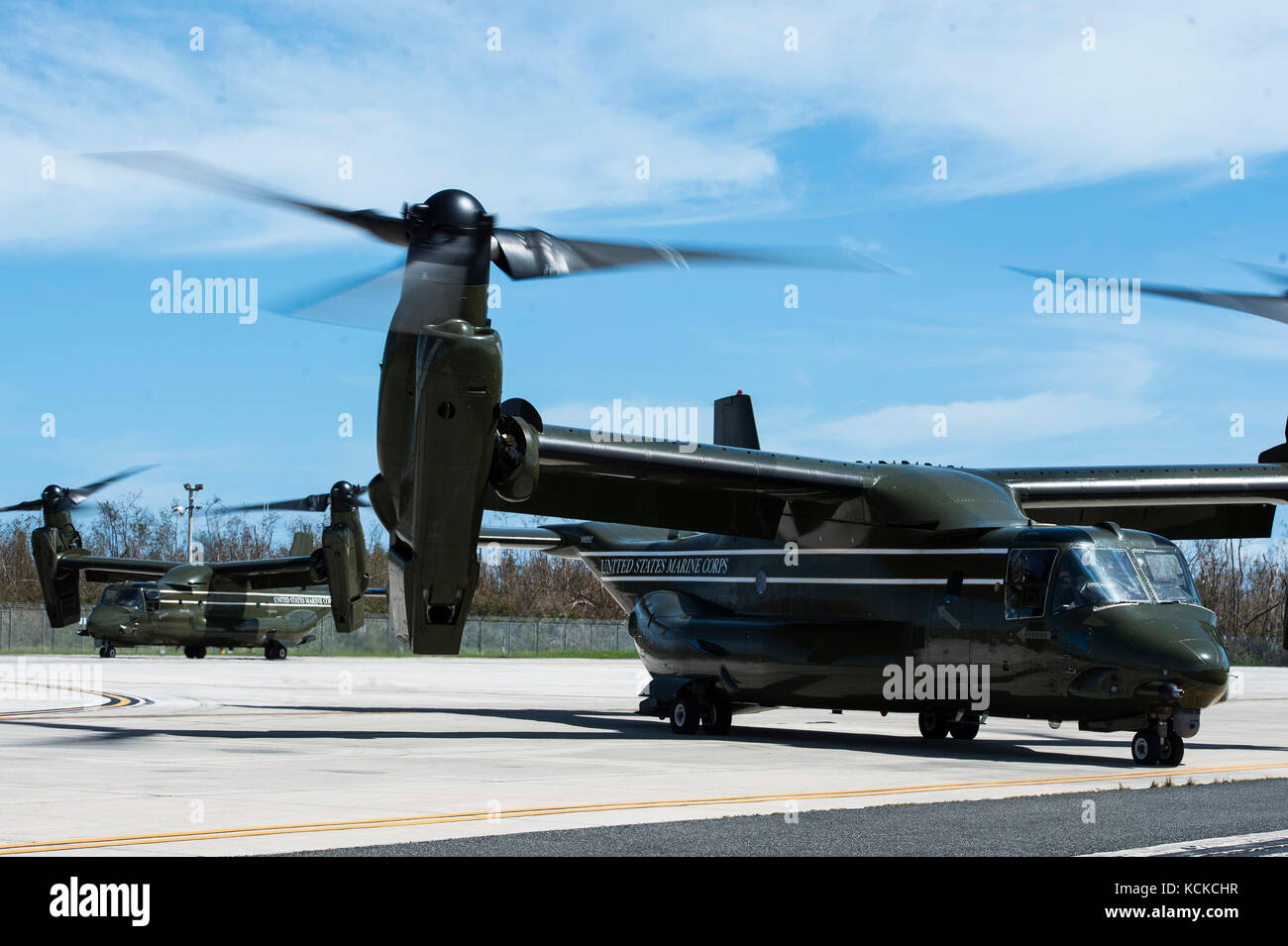 U.S. Marine Corps MV-22 Ospreys taxis vers la piste avant l'arrivée du président Trump à Muñiz Air National Guard Base, Puerto Rico, le 2 oct. Banque D'Images