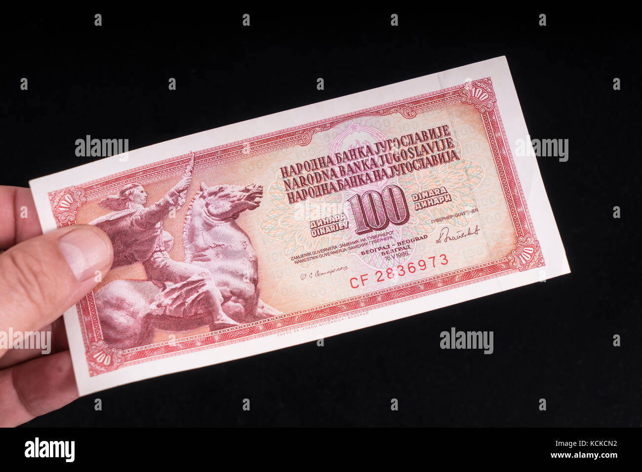 Un vieux billet de 500 dinars de Yougoslavie à portée de main Banque D'Images