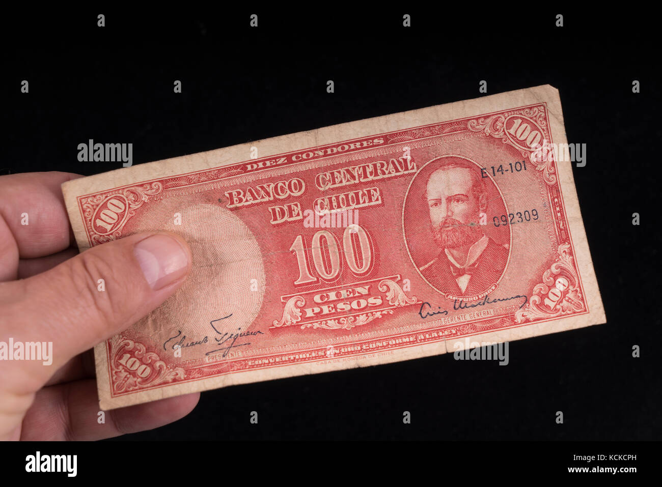 Un vieux billet chilien à portée de main Banque D'Images