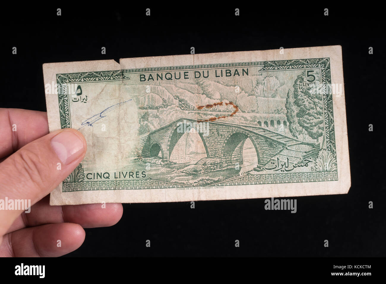 Un vieux billet de banque libanais à portée de main Banque D'Images