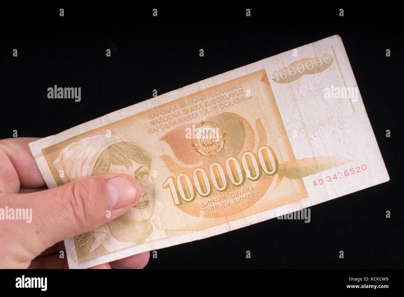 Un vieux billet de 1.000.000 dinar de Yougoslavie à portée de main Banque D'Images