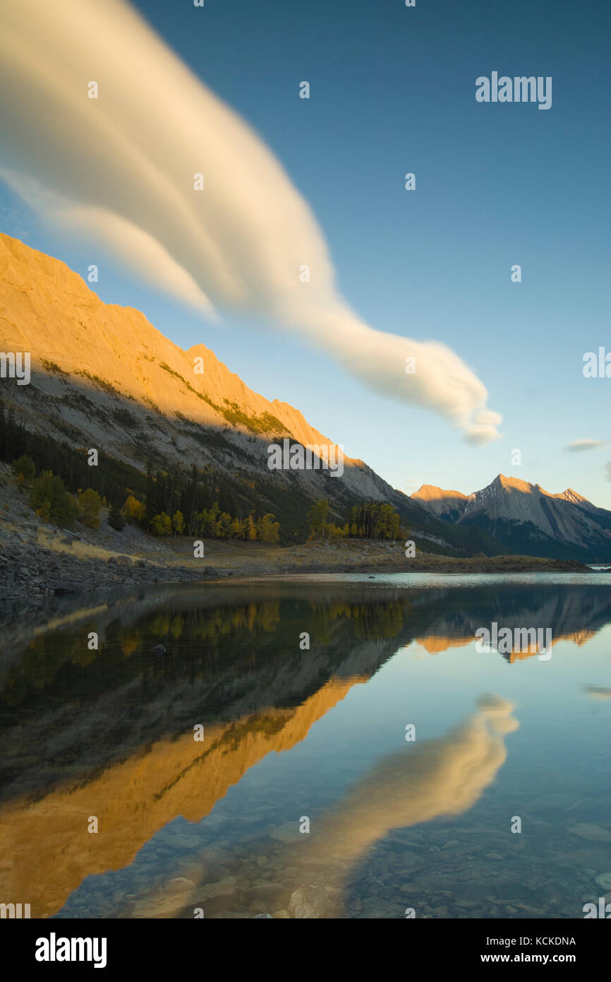 Nuages lenticulaires à Medicine Lake, Jasper National Park, Alberta, Canada Banque D'Images