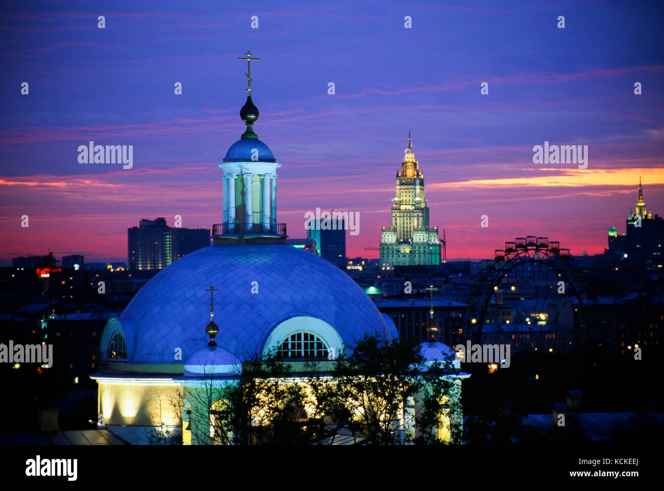 Moscow skyline at night, 1er hôpital Gradskaya coupole, grande roue Parc Gorky Banque D'Images