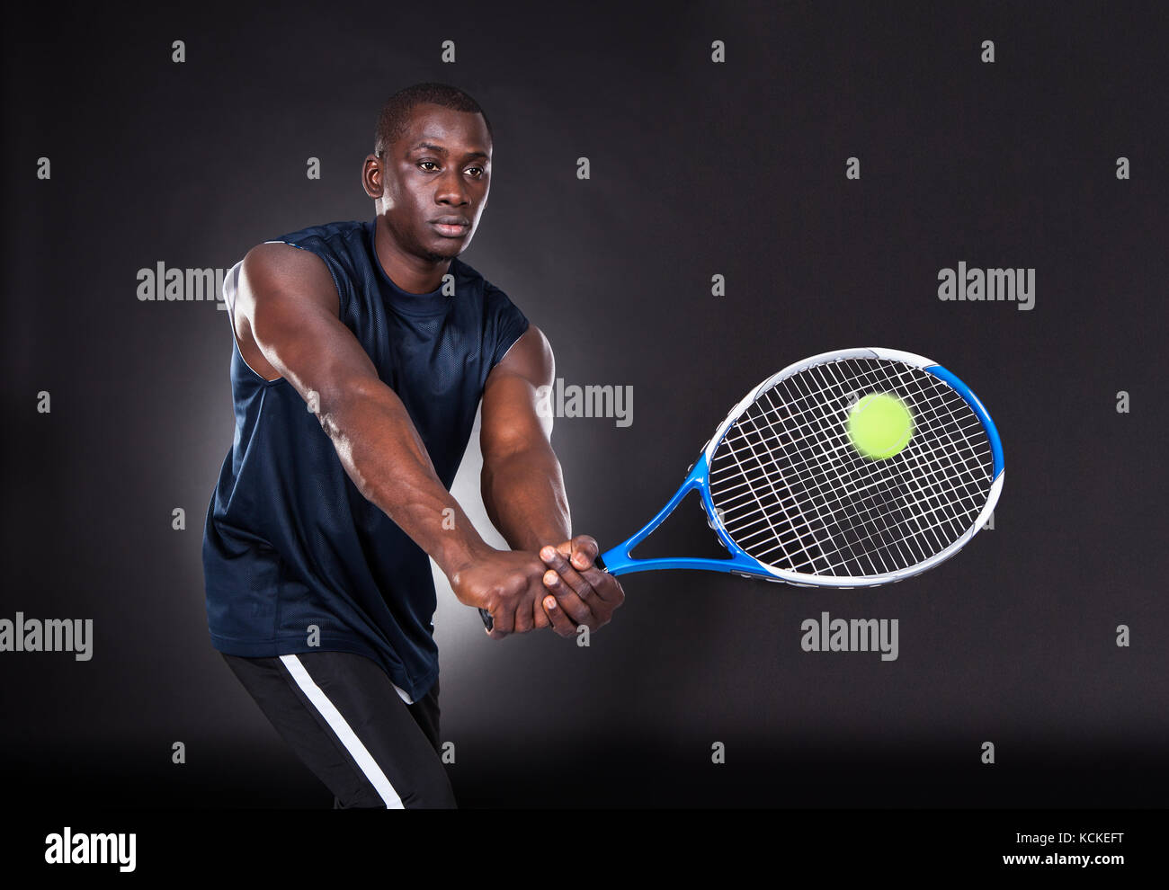 Joueur de tennis noir Banque de photographies et d'images à haute  résolution - Alamy