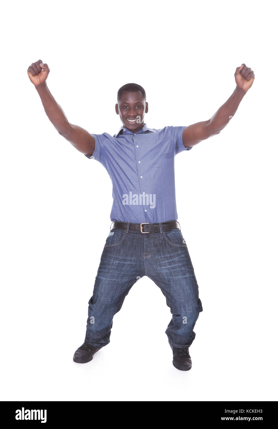 Portrait d'un jeune homme excité africaine sur fond blanc Banque D'Images