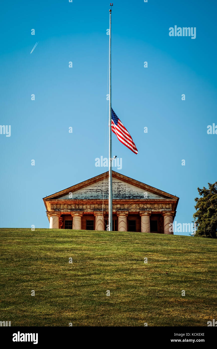 Un drapeau en berne devant l'custis lee-mansion au cimetière national d'Arlington. Banque D'Images