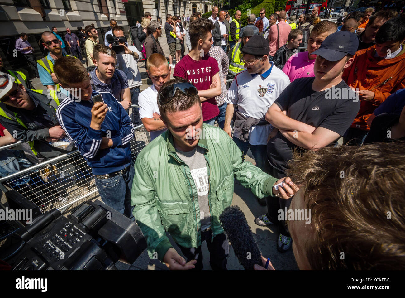 Tommy Robinson, chef de l'English Defence League (EDL), parle d'appuyer sur l'extérieur cour Old Bailey à Londres, au Royaume-Uni. Banque D'Images
