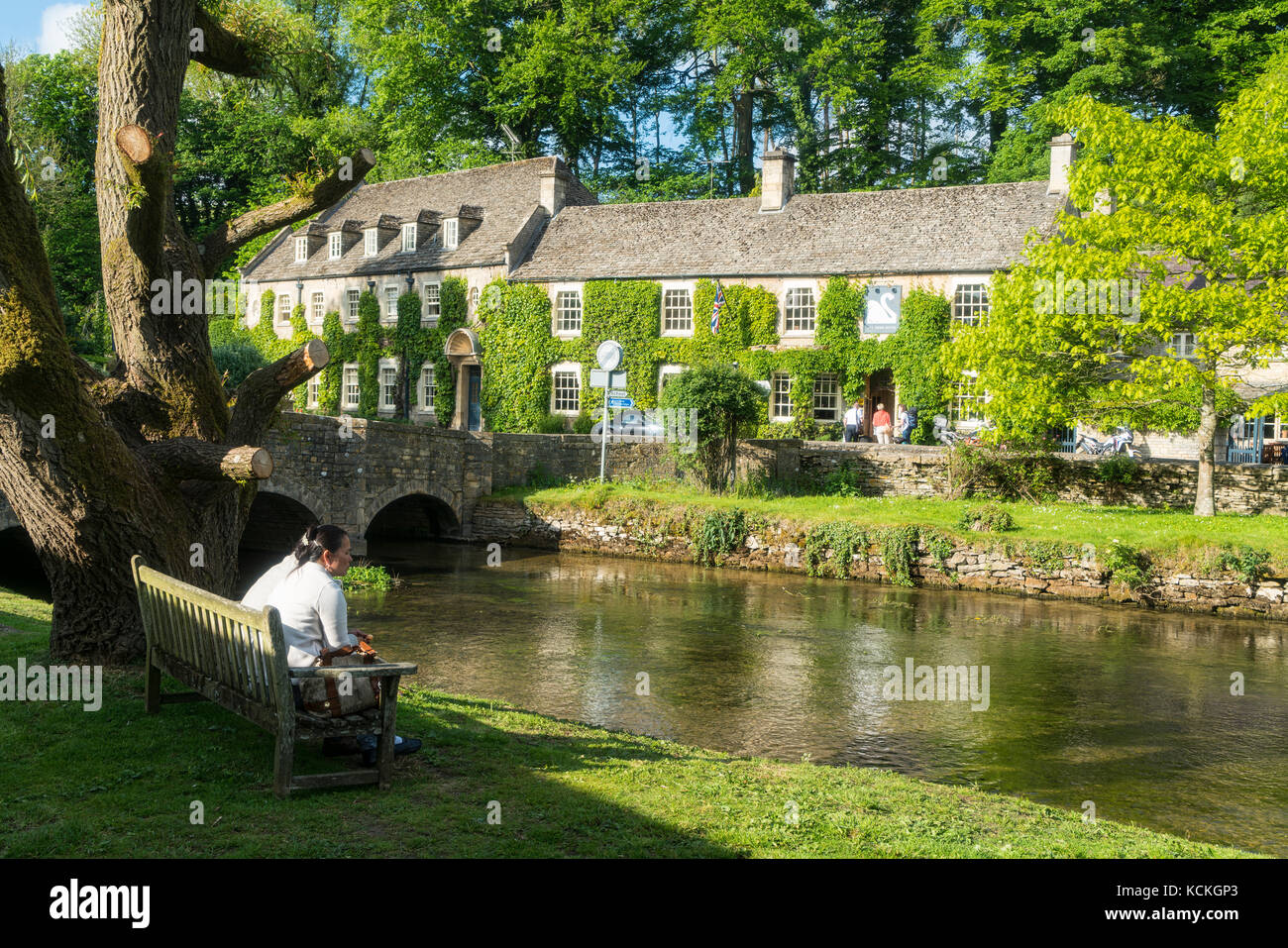 Rivière Colne, et Swan Hotel, Bibery, à proximité de Arlington Row, Cotswolds, en Angleterre ; Royaume-Uni ; Banque D'Images