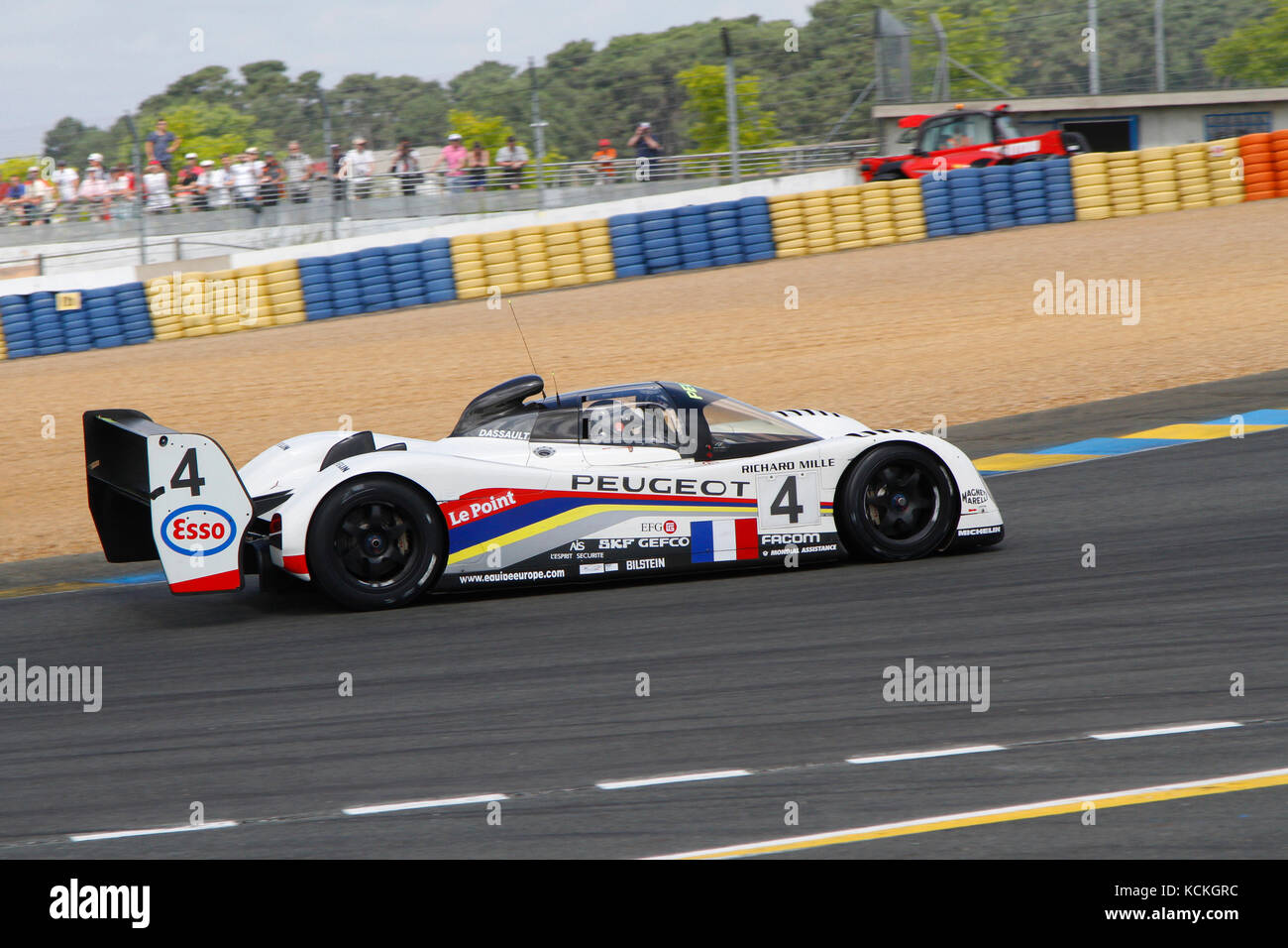 LE MANS, FRANCE, le 9 juillet 2016 : Peugeot 905 durant Le Mans Classic sur le circuit des 24 heures. Aucun autre événement dans le monde rassemble tant de vieux r Banque D'Images