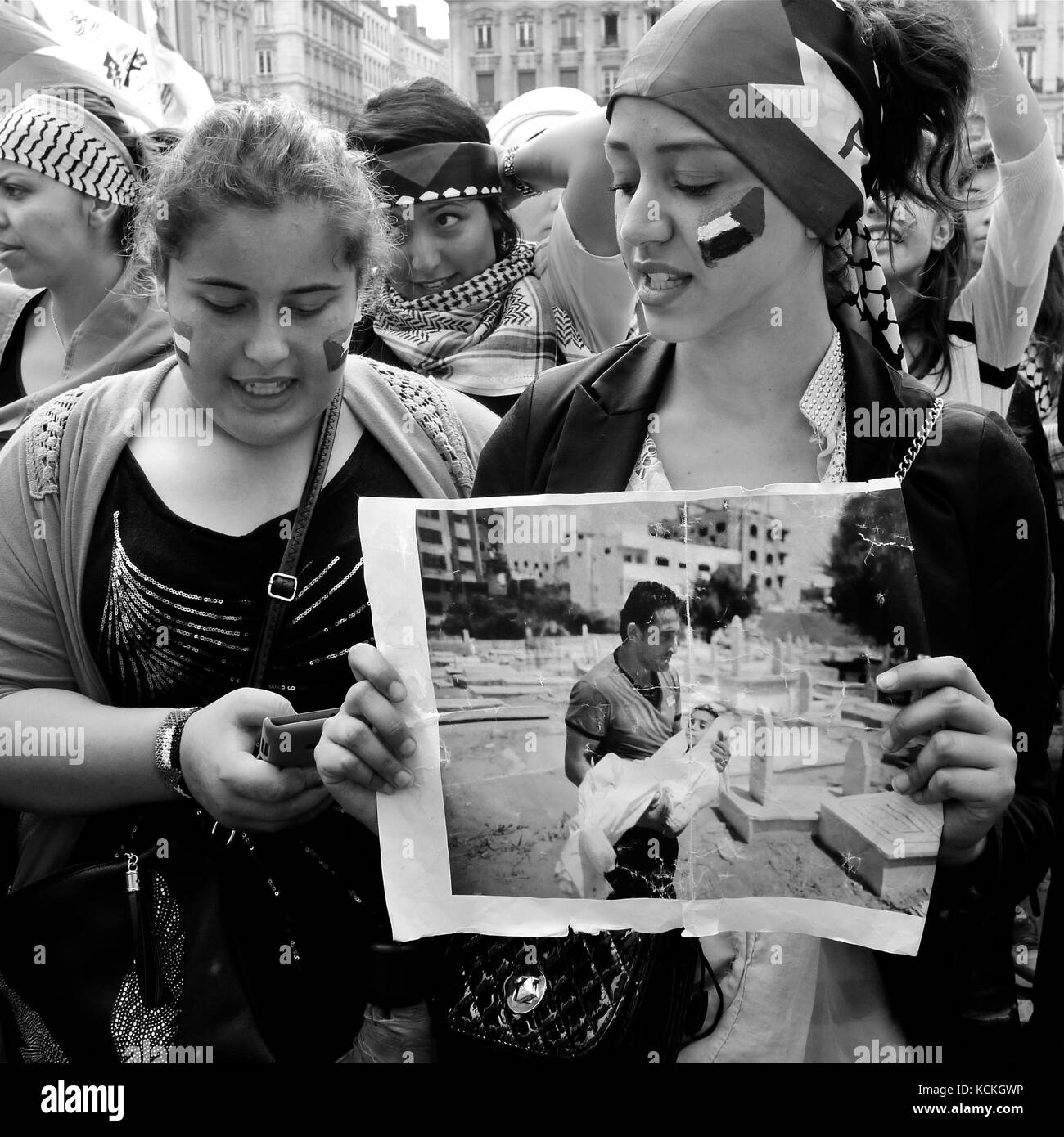 Des manifestants pro-palestiniens défilent à Lyon, en France Banque D'Images