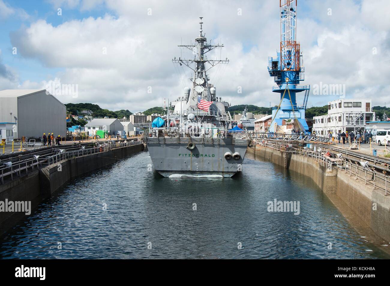 Le destroyer à missiles guidés USS Fitzgerald de la classe Arleigh Burke entre en cale sèche à Fleet Activities Yokosuka pour des réparations le 11 juillet 2017 à Yokosuka, au Japon. Le navire a récemment subi des dommages à la suite d'une collision avec un navire marchand. (Photo de MCS2 Raymond D. Diaz III via Planetpix) Banque D'Images